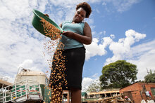In Zimbabwe, Edith Ndebele lavora le sue arachidi tostate e macinate nella sua piccola azienda di lavorazione a Bulawayo. La donna si guadagna da vivere producendo burro di arachidi e partecipando al progetto Urban Resilience del WFP. © WFP/Samantha Reinders.”